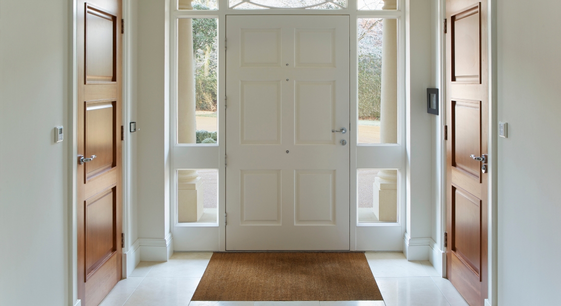 Vista interior de uma casa com porta blindada