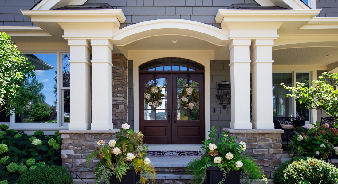 Casa com uma porta blindada